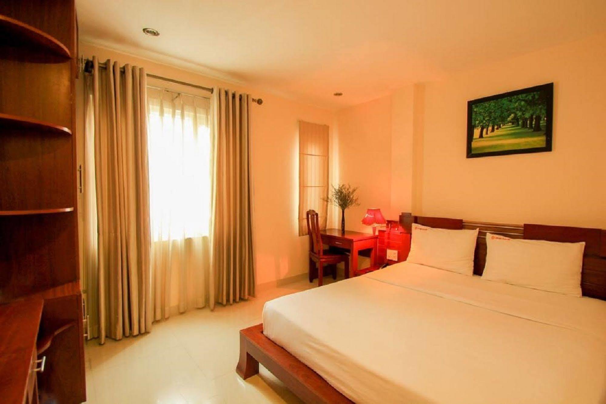 Ipeace Hotel - Bui Vien Walking Street Хошимин Екстериор снимка