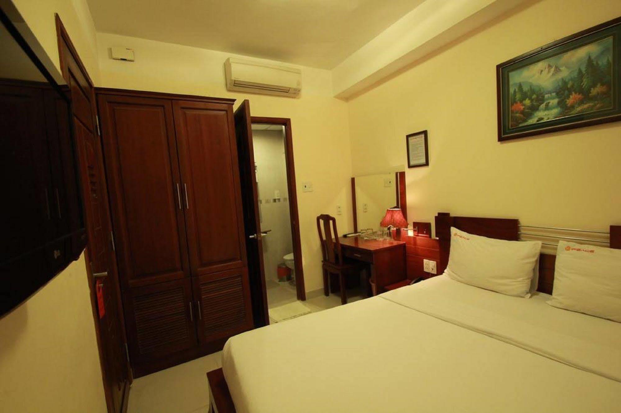 Ipeace Hotel - Bui Vien Walking Street Хошимин Екстериор снимка